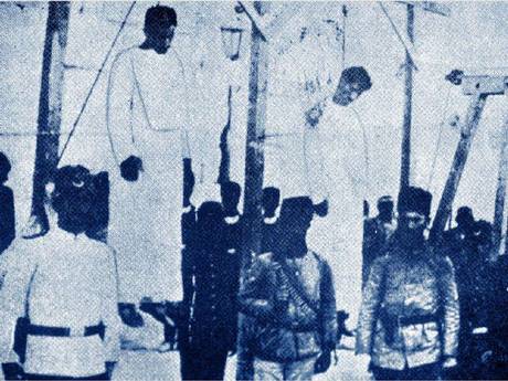 Ottoman soldiers posing in front of Armenians they had hanged in public in Alep in 1915.