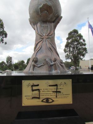 statue